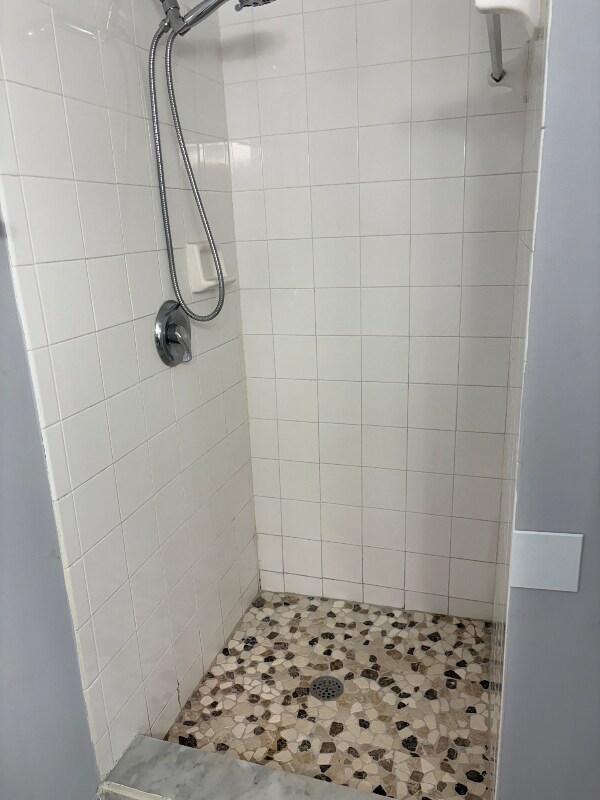 Building Photo - 900 Crestwood Ct S