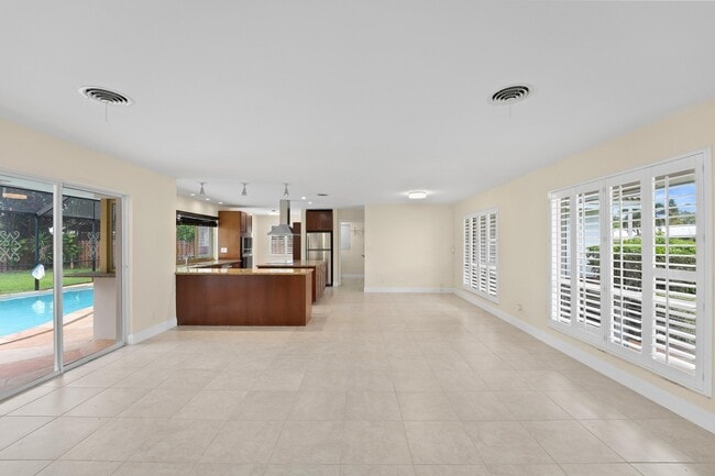 Building Photo - 818 W Camino Real