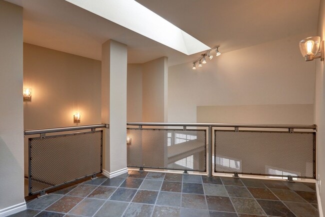 Building Photo - Beautifully Remodeled Home with Gourmet Kitchen & Fenced Yard in Klahanie