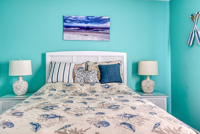 Building Photo - PRICE JUST REDUCED! FURNISHED OFF-SEASON M...