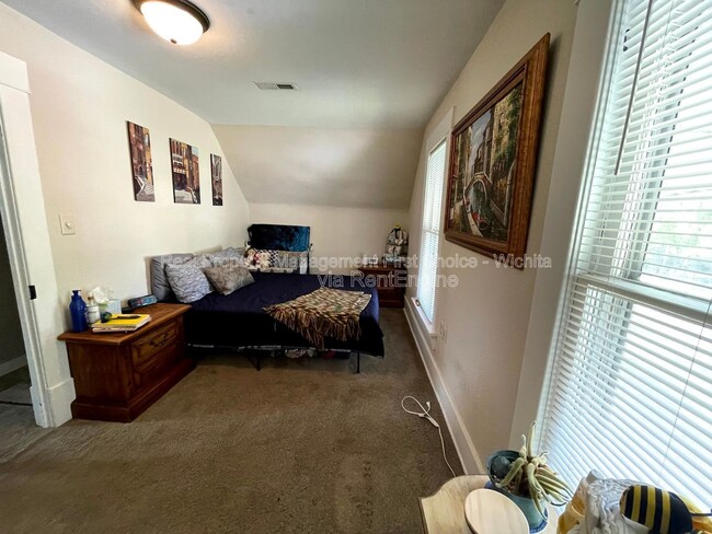 Building Photo - 830 S Fern St