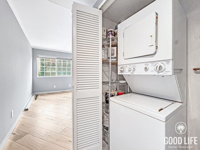 Building Photo - Beautiful 2BD/2BA W/ Reserved Parking and In-Unit Laundry in North Park!