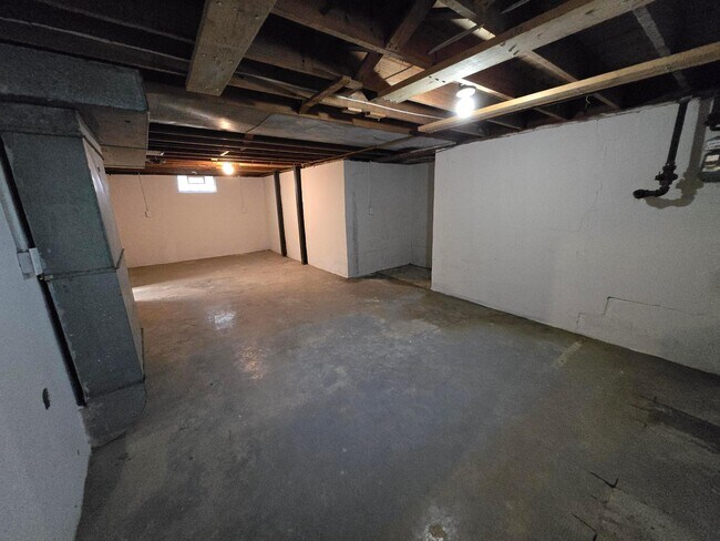 Building Photo - 3250 Dresden St