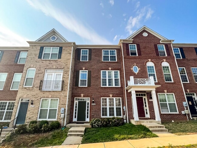 Primary Photo - Beautiful and Spacious 3 Bed 2/2 Bath Bric...
