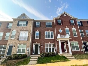Building Photo - Beautiful and Spacious 3 Bed 2/2 Bath Bric...