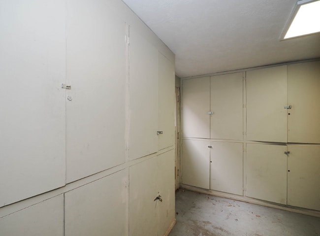 Building Photo - 2685 S Highland Dr