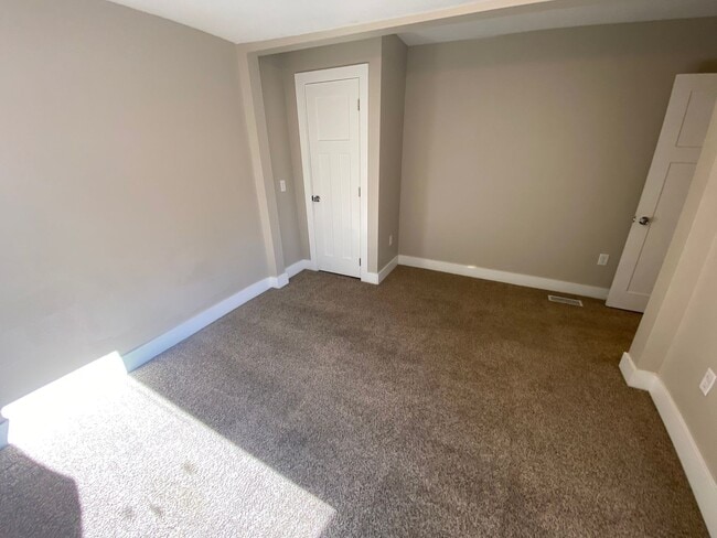 Building Photo - 4 Bedroom Home just 3 minutes from downtown!