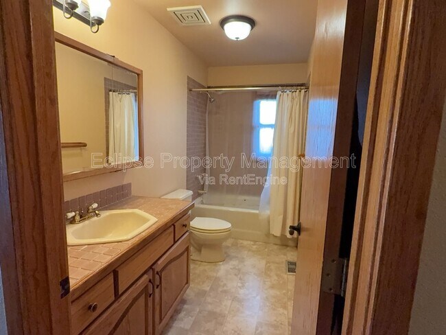 Building Photo - 2737 Sierra Vista Dr