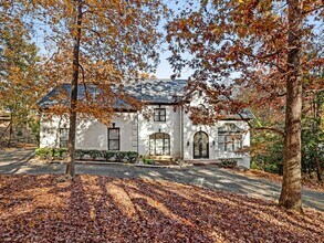 Building Photo - Beautifully built, renovated home boasts 5 BD, 5 BT, providing ample space for a growing family a...