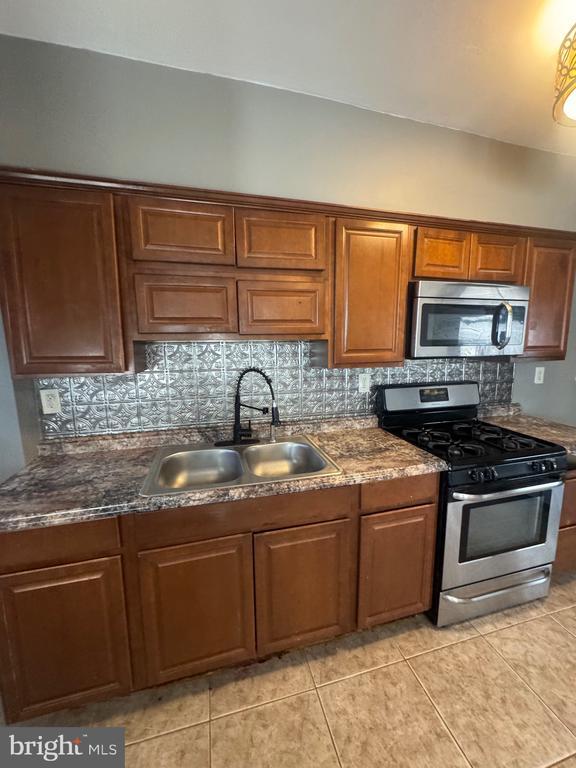 Building Photo - 1321 Cambria St