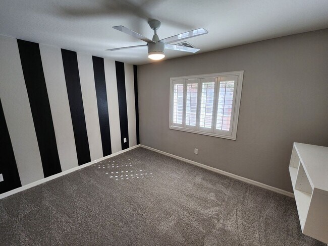 Building Photo - Three Level Mountains Edge Townhome