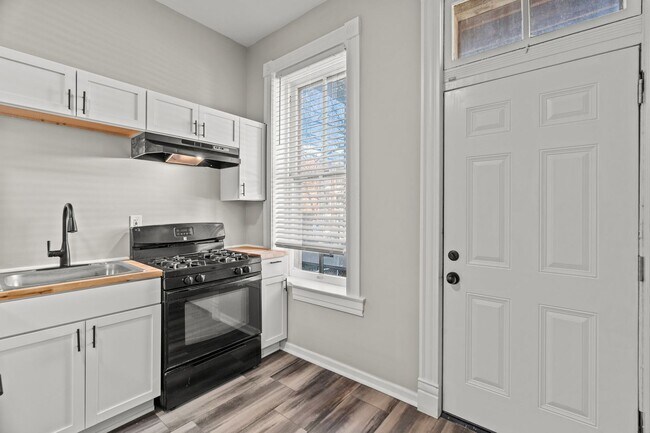 Building Photo - Extremely Spacious and Bright 2-Bedroom Apartment on Cherokee Street