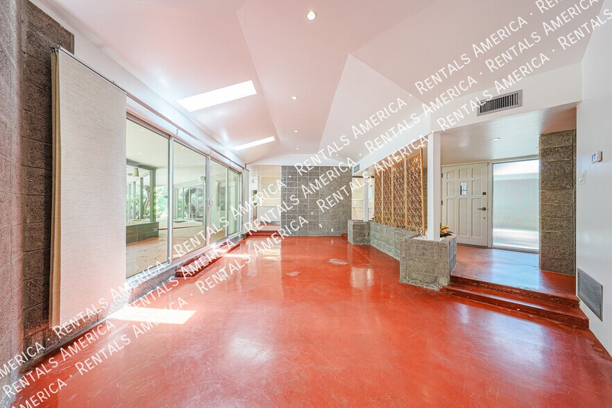 Building Photo - 3237 E Meadowbrook Ave