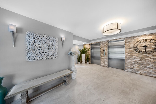 Building Photo - 575 Oaks Ln