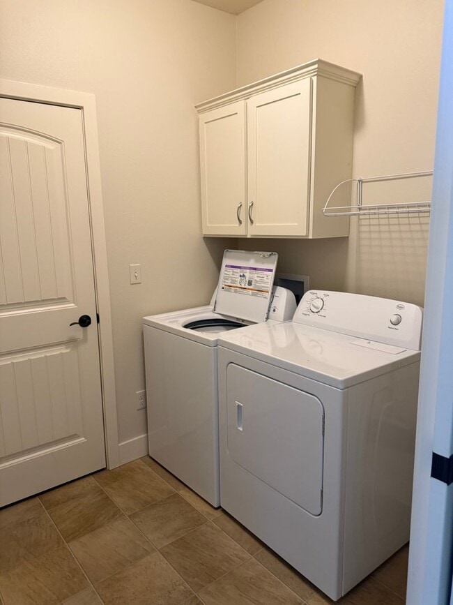 Building Photo - 2 Bedroom/ 2 Bathroom Townhome by Ben Stee...