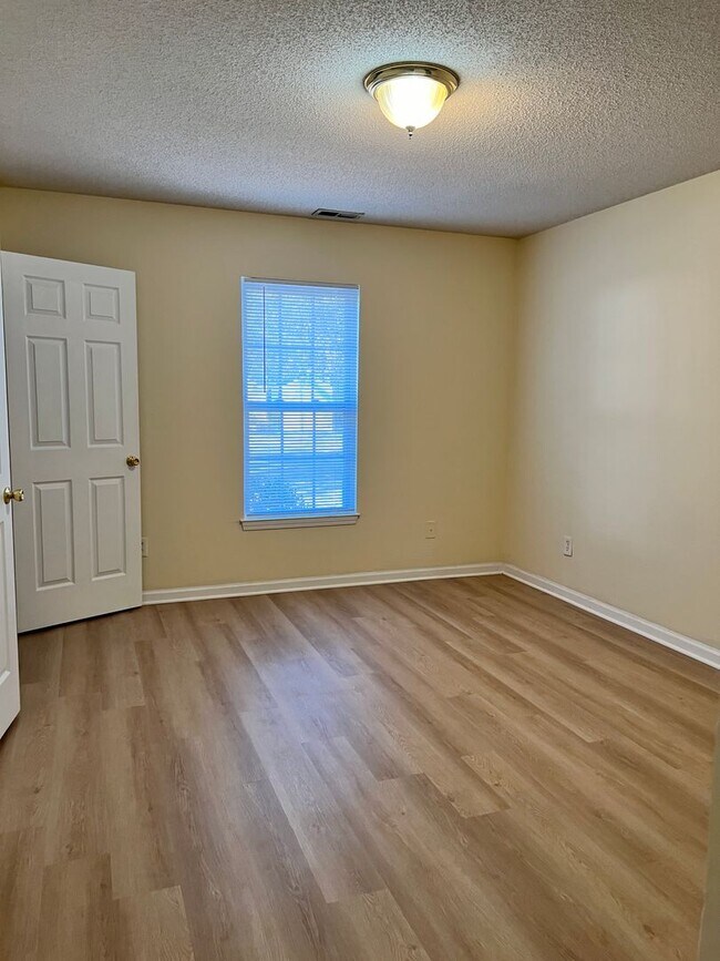 Building Photo - 3 Bedroom, 2 Bath House Available On Wesle...