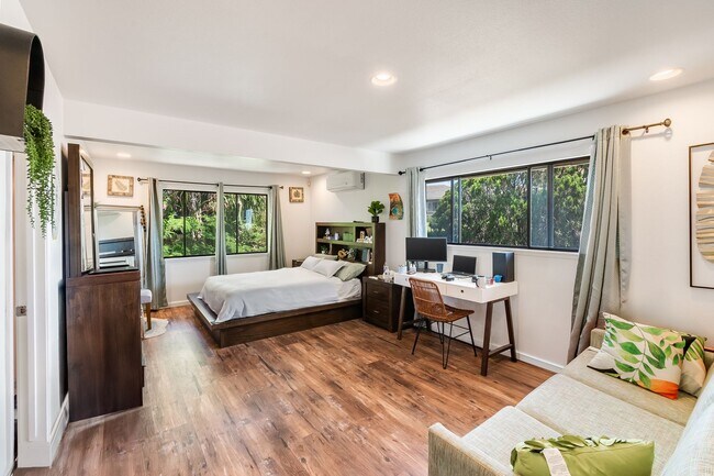 Building Photo - Large Island Getaway in Sunny Kapolei
