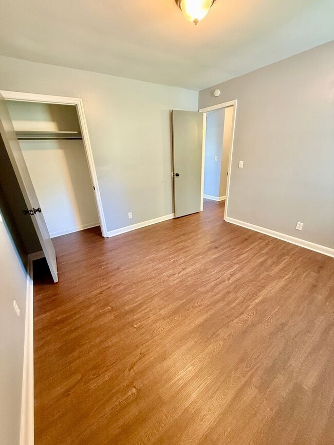 Building Photo - 2 Bedroom in Time for Fall! $1450