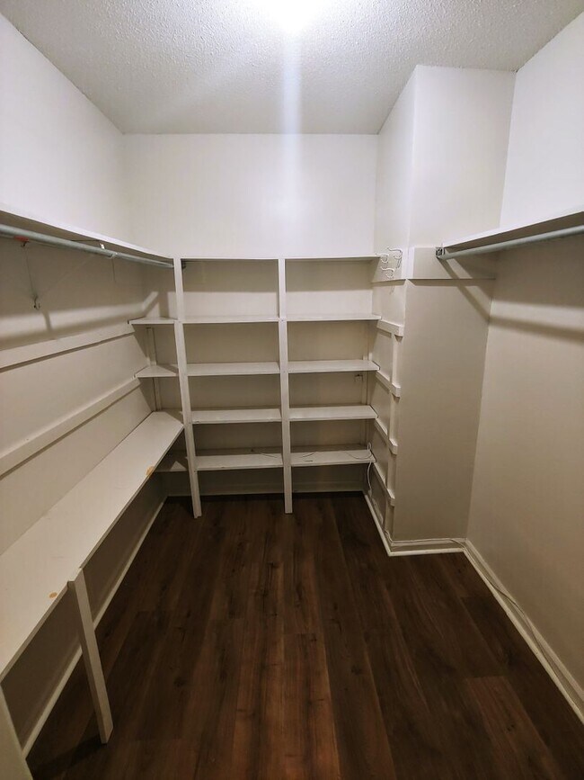 Building Photo - 8 Hickory Ln