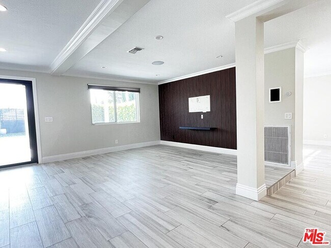 Building Photo - 10758 Cozycroft Ave