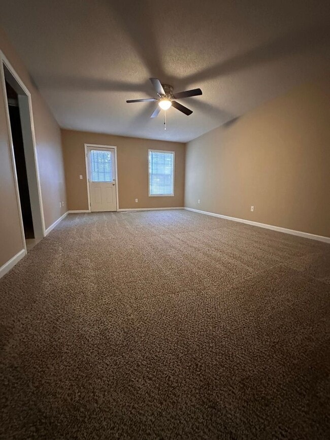 Building Photo - Foxchase Subdivision:  MOVE IN READY!!!!    1/2 OFF 1ST MONTH RENT W/12 MONTH LEASE!!  NEW CARPET...