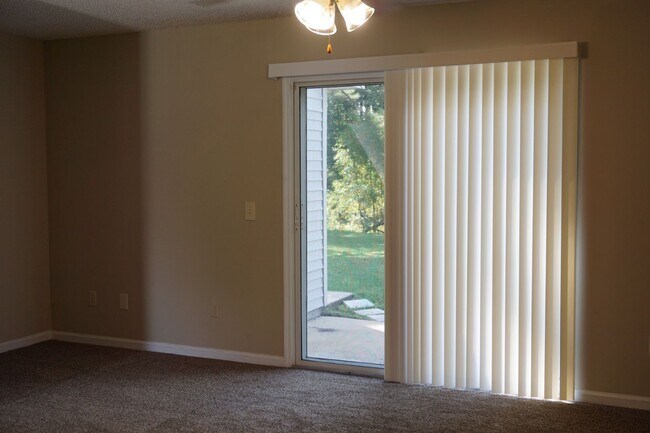Building Photo - 5562 Bennington Dr