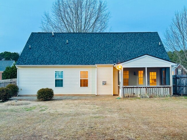 Building Photo - Spacious 3BD/2BA Home in Oak Park | Screened Porch | Large Backyard | 2-Car Garage