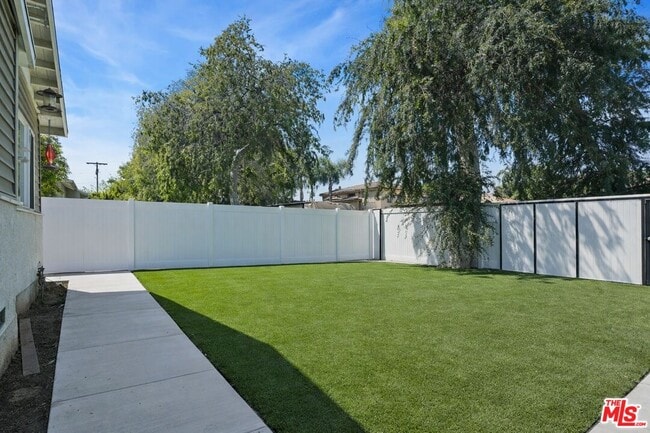 Building Photo - 13842 Hamlin St