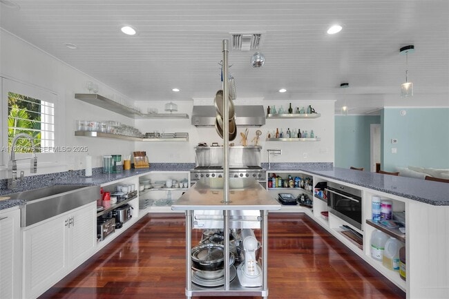 Building Photo - 232 W Seaview Dr