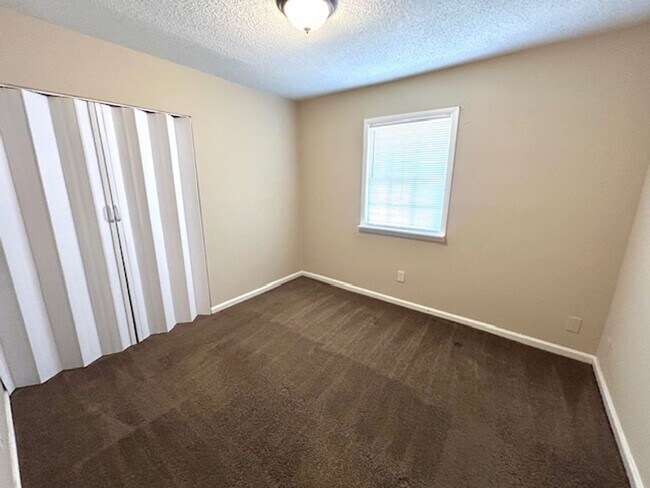 Building Photo - THREE BEDROOM HOME - CLOSE TO ALABAMA A&M