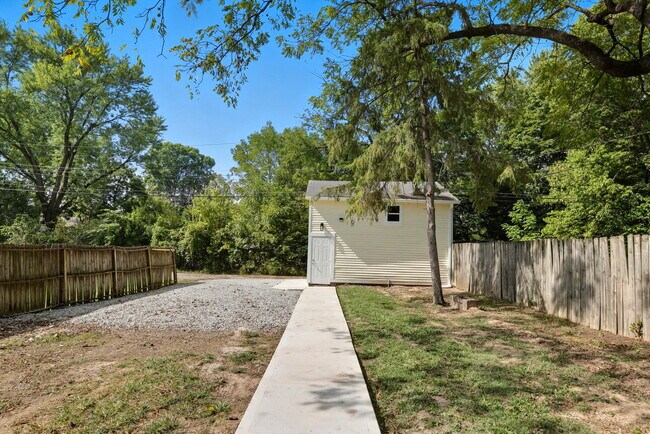 Building Photo - 136 S Spencer Ave