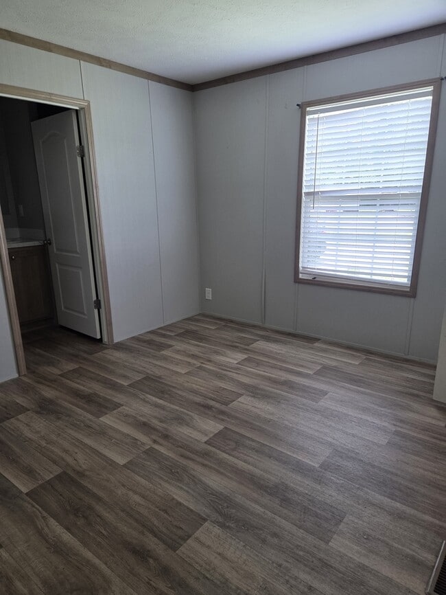 Building Photo - Lovely 3 Bedroom/2 Bath Single Wide in Madison