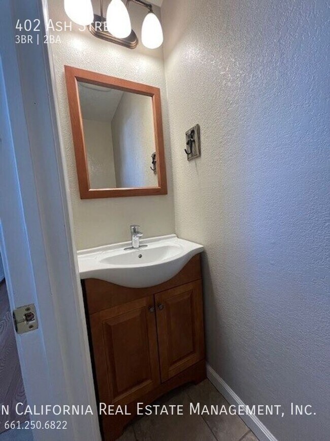 Building Photo - 402 Ash St