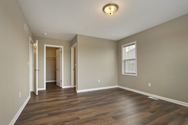 Building Photo - 336 1st St