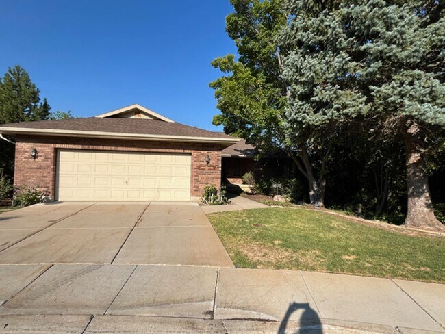 Building Photo - Beautiful home with amazing views and larg...