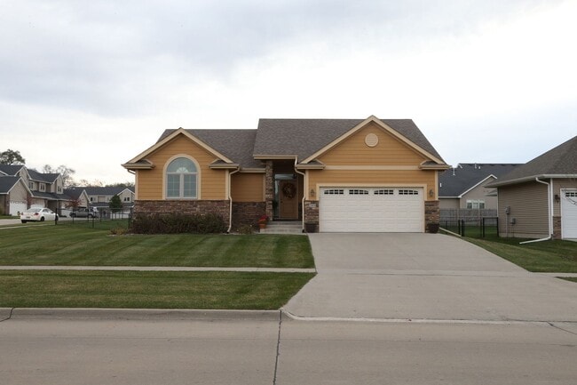 Building Photo - 303 SW Springfield Dr