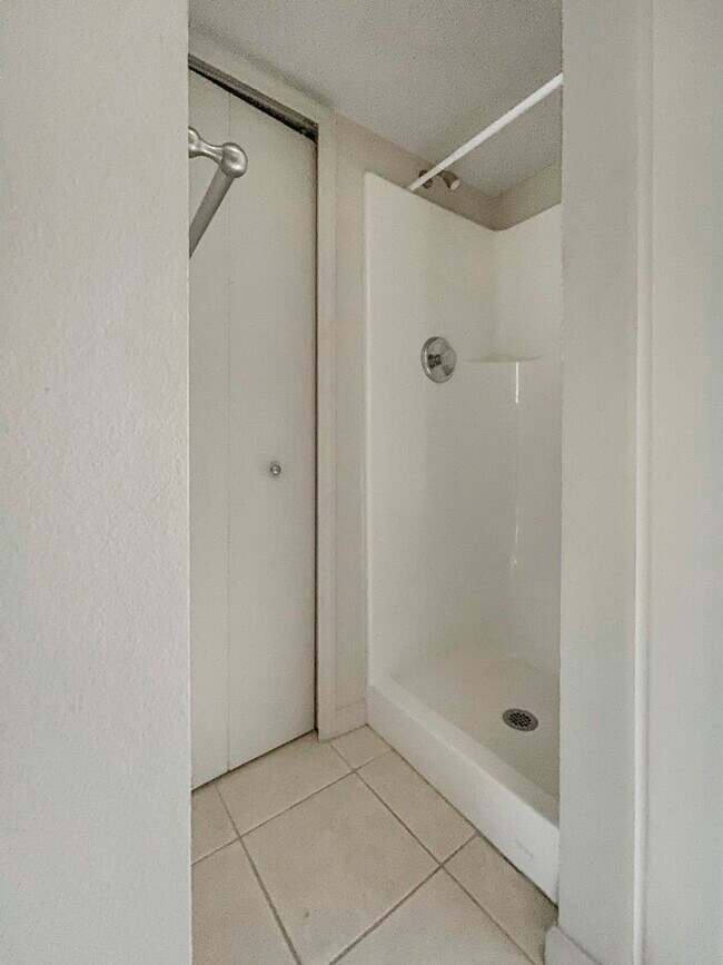 Building Photo - 2808 Plaza Terrace Dr