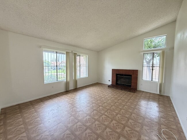 Building Photo - Available Now Spacious 5 Bedroom in Bloomington