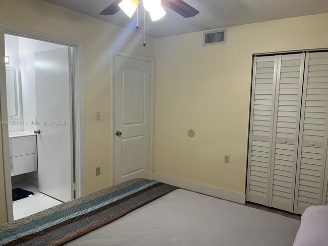Building Photo - 9491 Palm Cir N