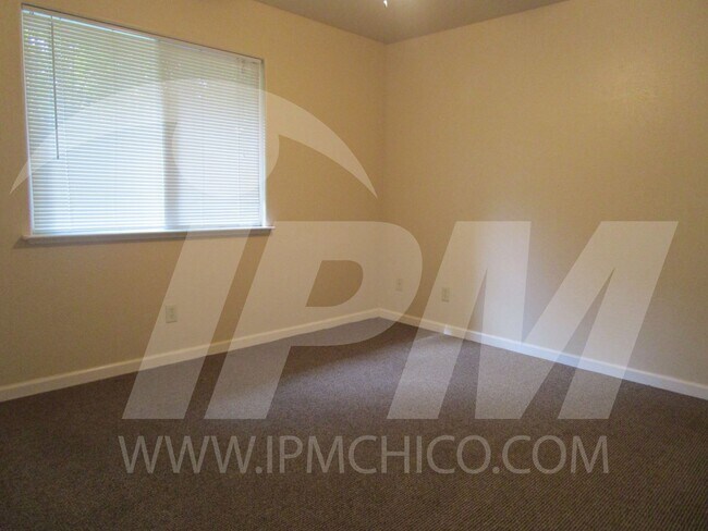 Building Photo - 143 W 3rd Ave