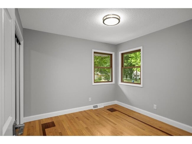 Building Photo - 11004 Oak Knoll Terrace N