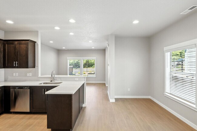 Building Photo - Brand New Townhome in Pleasant Valley Vill...