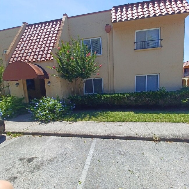 Building Photo - 3918 La Mirada Dr N