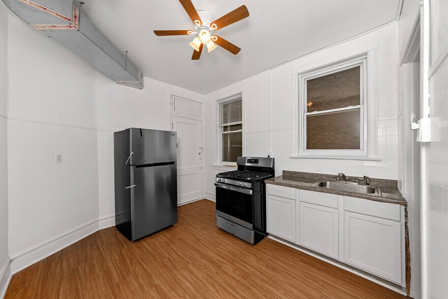 Building Photo - 1353 W Catalpa Ave