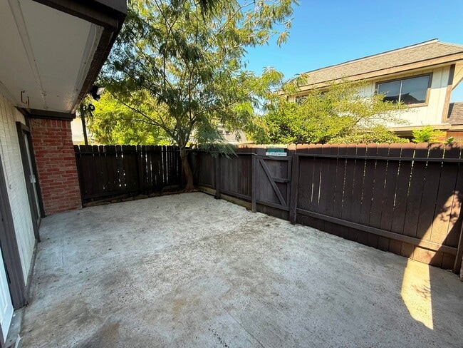 Building Photo - 5321 Pinewilde Dr