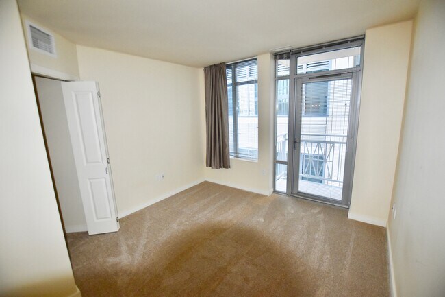 Building Photo - Beautiful Downtown 2 Bedroom Condo - Spaci...