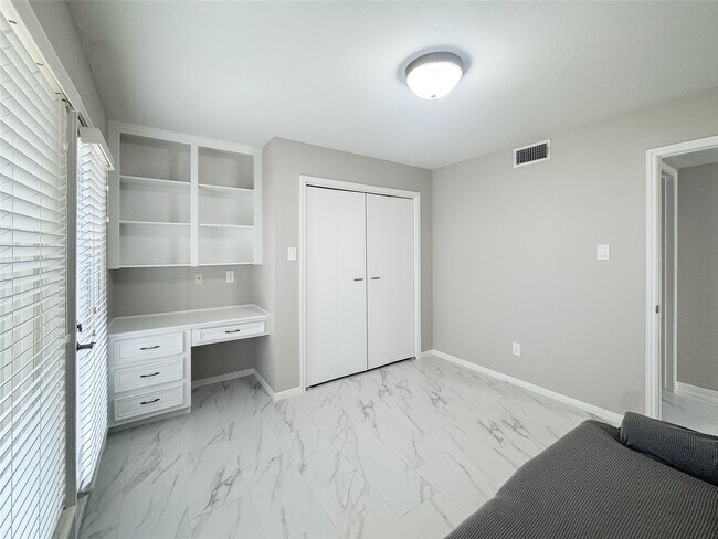 Building Photo - 112 Cove Point