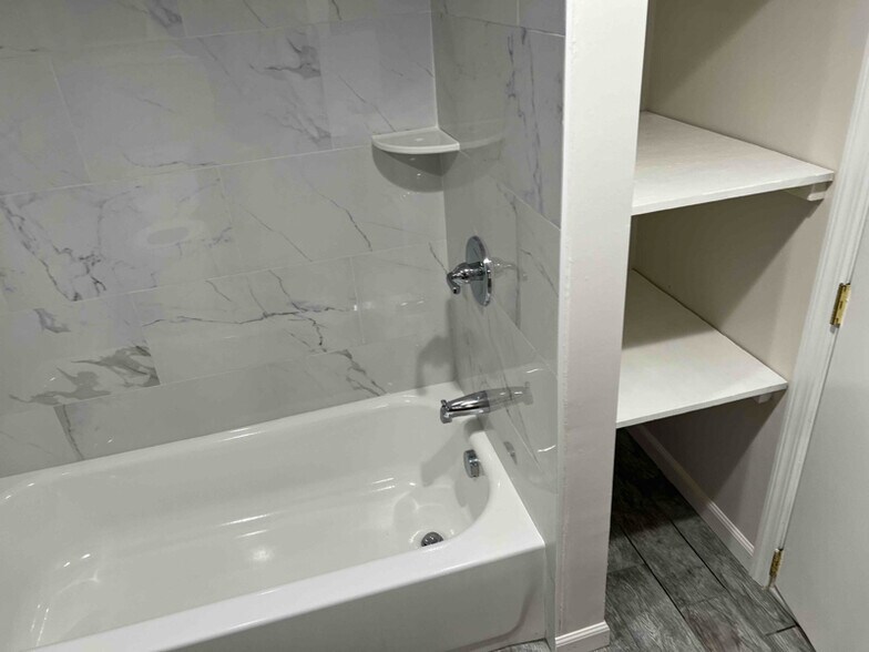 Building Photo - 285 Pearsall Ave