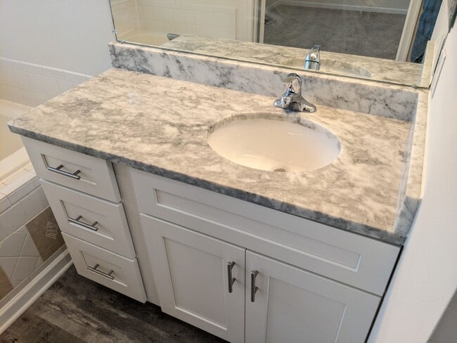 Building Photo - Completely Renovated Townhouse in convenie...