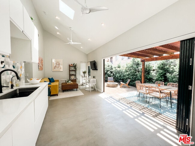 Building Photo - 3836 1/2 Seneca Ave